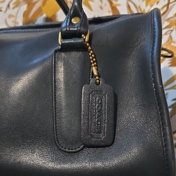 Vintage Coach Madison Black Leather Bag with Gold Zipper - Picture 2 of 11